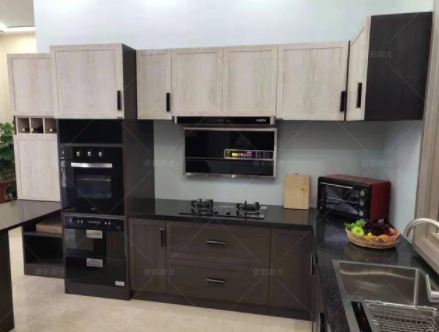 沈陽(yáng)實(shí)木整體櫥柜：全鋁櫥柜和實(shí)木櫥柜相比，它的優(yōu)勢(shì)究竟在哪呢？