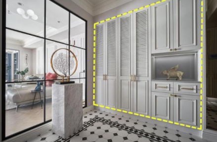 衣帽間裝修設(shè)計(jì)：玄關(guān)中間放吧臺(tái)，配上頂柜后，儲(chǔ)物效果堪比衣帽間