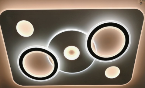 家裝現(xiàn)代簡(jiǎn)約風(fēng)格：現(xiàn)代風(fēng)格的裝修吸頂燈好還是吊燈好？