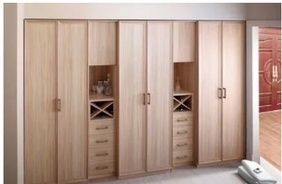 臥室衣柜門(mén)板：衣柜門(mén)板的款式有幾種，衣柜柜體不同材質(zhì)優(yōu)缺點(diǎn)
