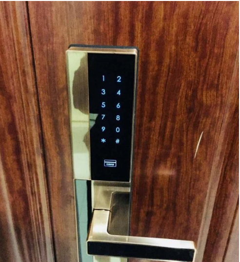 【時(shí)尚家居裝修設(shè)計(jì)】淺談家居裝修，智能鎖與機(jī)械鎖不得不說的爭執(zhí)