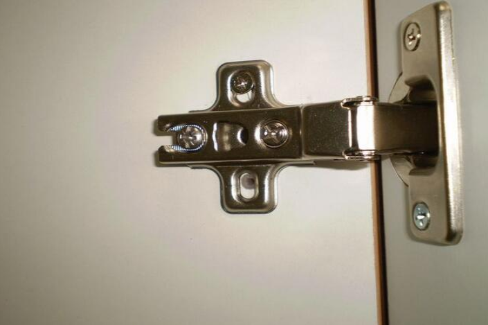 【鉸鏈配件安裝】衣柜鉸鏈安裝的步驟是什么？