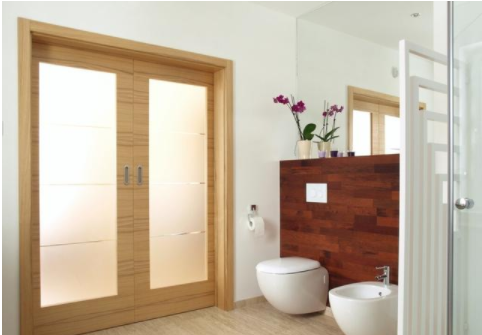 浴室玻璃門安裝：衛(wèi)生間門怎么選？全木門和半玻璃門有何區(qū)別？