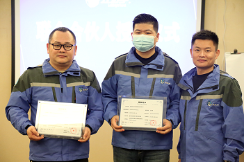 為周總（左），王總（中）頒發(fā)左右手股權(quán)證書