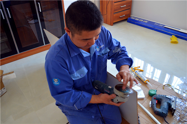 左右手家具安裝師傅背板打麿中